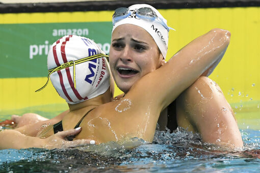 Australian swimmer breaks 100-meter backstroke world record