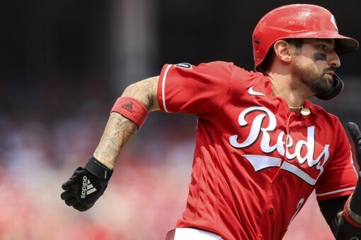 Suárez, surging Reds sweep Rockies, move back over .500