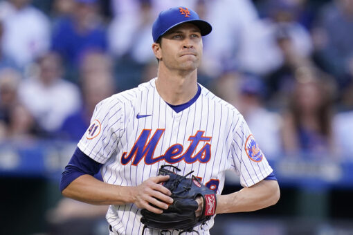 Mets’ deGrom pulled with shoulder soreness amid another gem