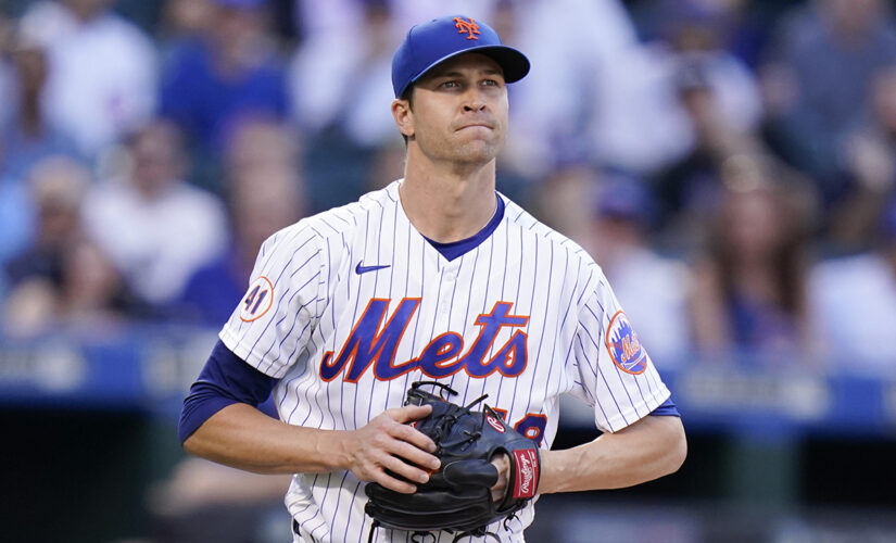 Mets’ deGrom pulled with shoulder soreness amid another gem