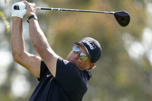 Mickelson off to uneven start after dinging at U.S. Open
