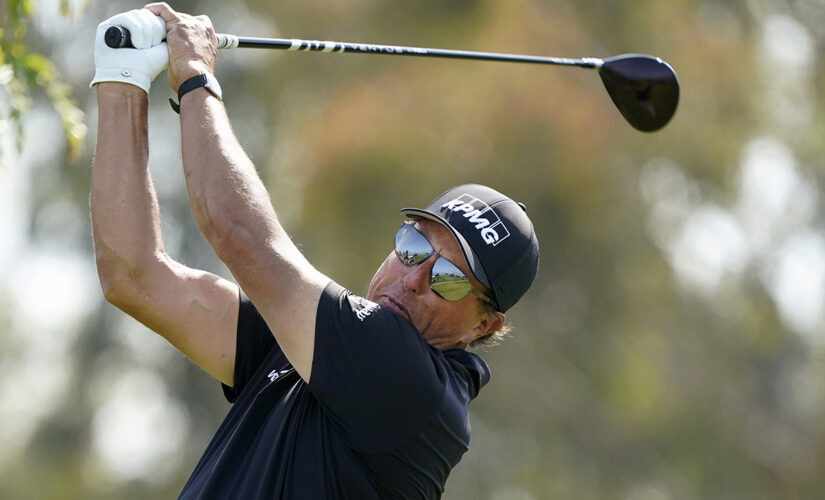 Mickelson off to uneven start after dinging at U.S. Open