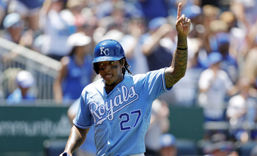 Dyson double caps 10-pitch AB, Royals top Red Sox 7-3