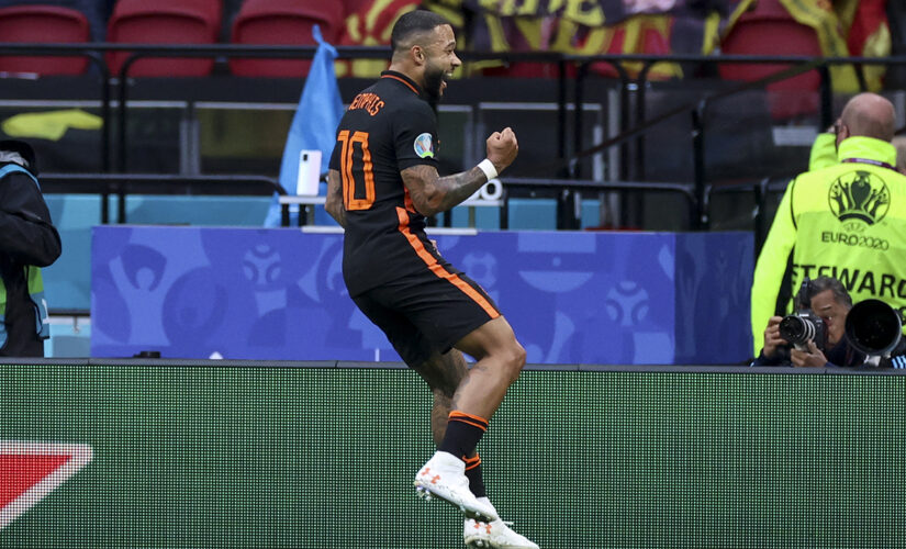 Depay, Wijnaldum score, Netherlands beats NMacedonia 3-0