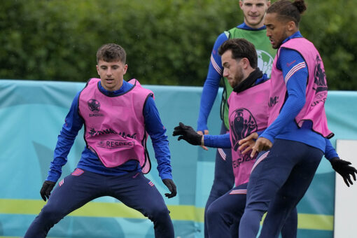 England players Mount and Chilwell to isolate at Euro 2020