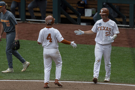 Texas extends CWS stay, knocks out Volunteers with 8-4 win