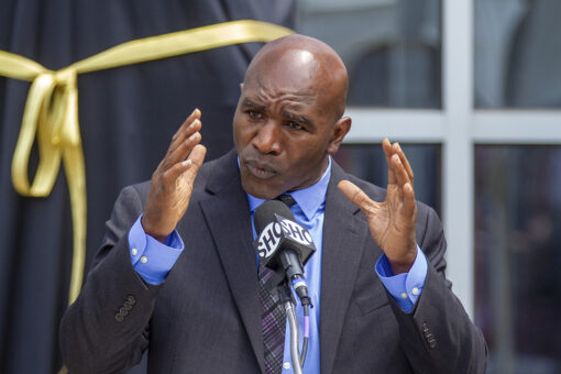 Massive Evander Holyfield statue unveiled in Atlanta