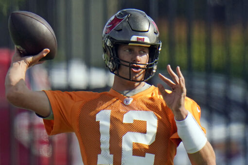 Tom Brady participates in Bucs’ minicamp following knee surgery: ‘He kept begging to go back in’
