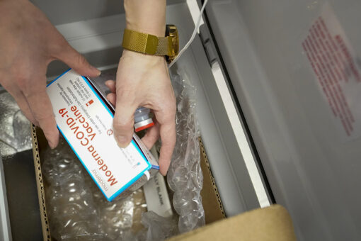 US debates fairest way to share spare COVID-19 vaccine