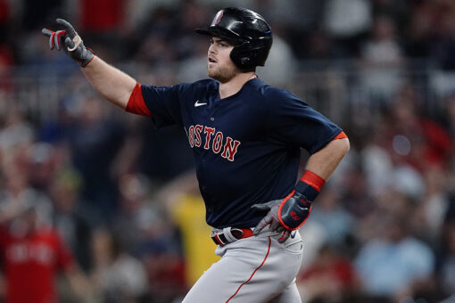 Arroyo’s pinch slam sends surging Red Sox past Braves, 10-8