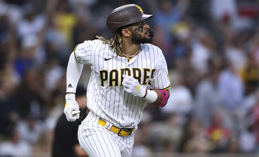 Caratini, Hosmer HR in 9th, Padres seesaw past Reds 6-4