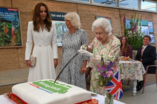 Queen Elizabeth cuts cake with sword instead of standard knife: ‘More unusual’