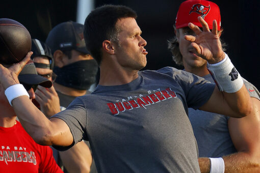 Tom Brady spotted without knee brace in workout video after knee surgery