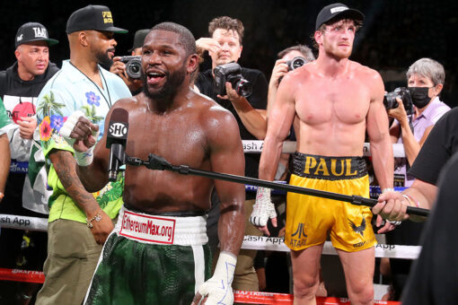 Boxing fans point to suspicious moment during Mayweather, Paul bout