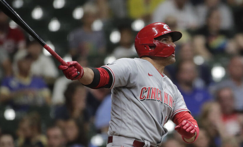 Reds cool off Brewers 10-2 to earn 4th straight victory