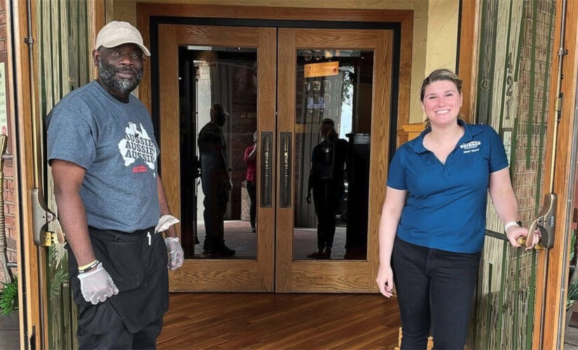 Texas homeless man lands job with help from restaurant manager, community