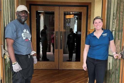 Texas homeless man lands job with help from restaurant manager, community