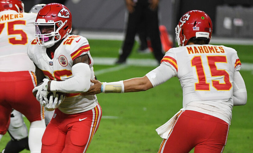 Le’Veon Bell attempts to clarify Chiefs comments, apologizes for making remarks on social media