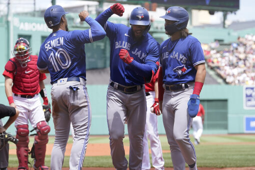 Hernández hits 2 of Jays’ 8 HRs in 18-4 rout of Red Sox
