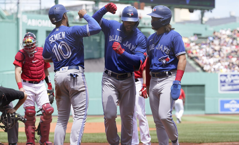 Hernández hits 2 of Jays’ 8 HRs in 18-4 rout of Red Sox