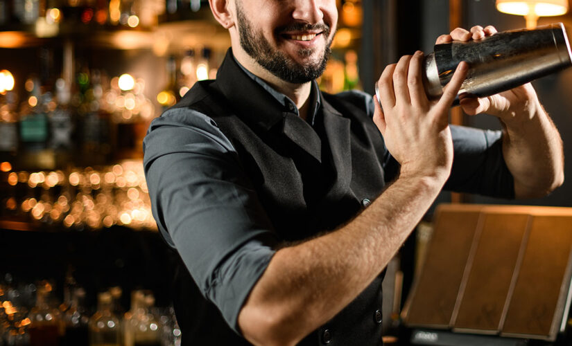 Bartender goes viral for giving note to rescue girls from man harassing them