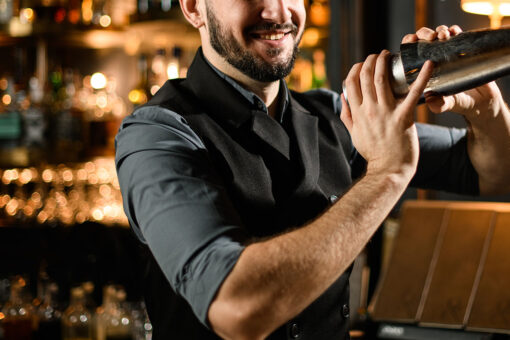 Bartender goes viral for giving note to rescue girls from man harassing them