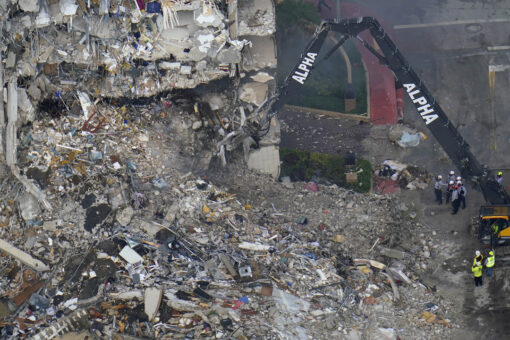 Families of the missing visit site of Florida condo collapse