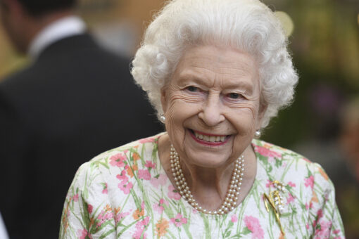 Queen Elizabeth steals show at G-7 reception with witty one-liner to world leaders