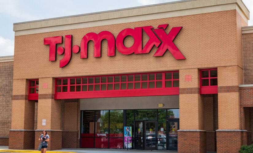 Shoplifters hit Los Angeles area TJ Maxx, casually leave store carrying heap of stolen goods