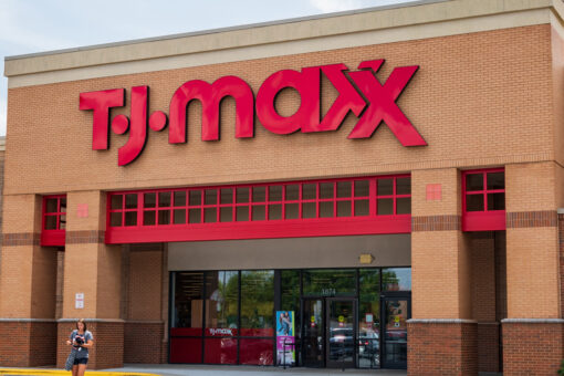 Shoplifters hit Los Angeles area TJ Maxx, casually leave store carrying heap of stolen goods