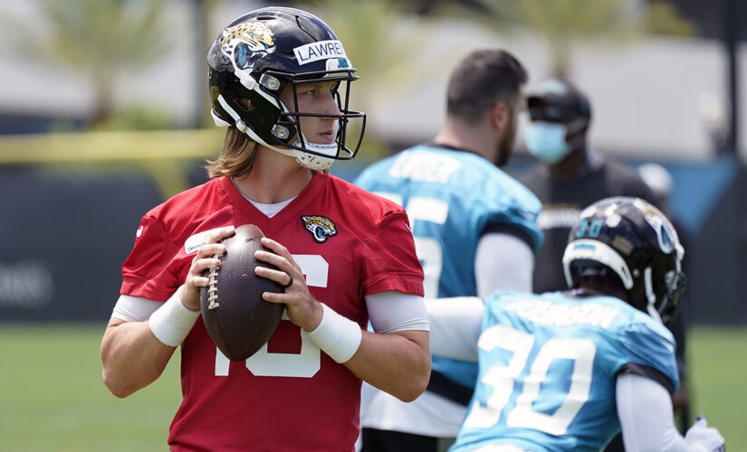 Jaguars’ Trevor Lawrence to Tim Tebow for a touchdown