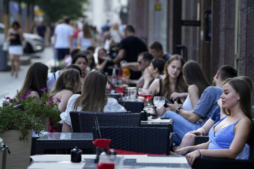Moscow lifts dining restrictions; Russia hits record deaths