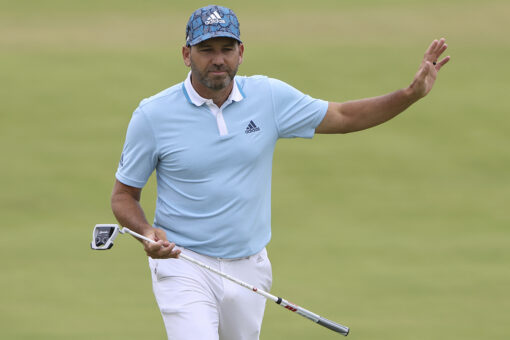Stuck in traffic, Sergio makes it to the course in time