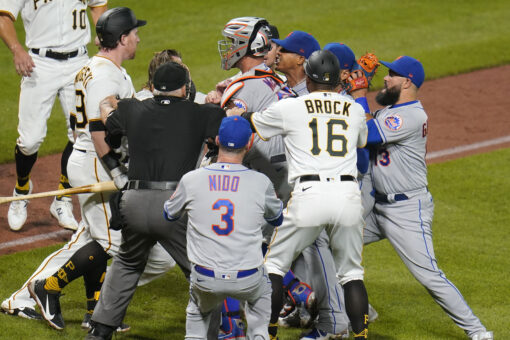 Pirates top Mets 4-1 after shoving match; Lindor injured