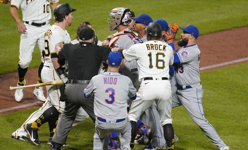 Pirates top Mets 4-1 after shoving match; Lindor injured