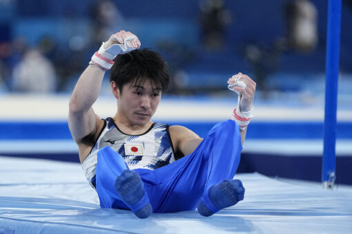 Japan surges to gymnastics lead; Reigning champ Uchimura out