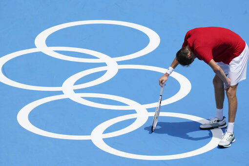 Daniil Medvedev overcomes extreme temps to reach quarters as Olympic organizers change schedule to avoid heat