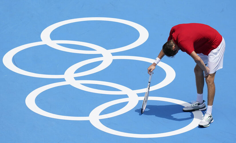 Daniil Medvedev overcomes extreme temps to reach quarters as Olympic organizers change schedule to avoid heat