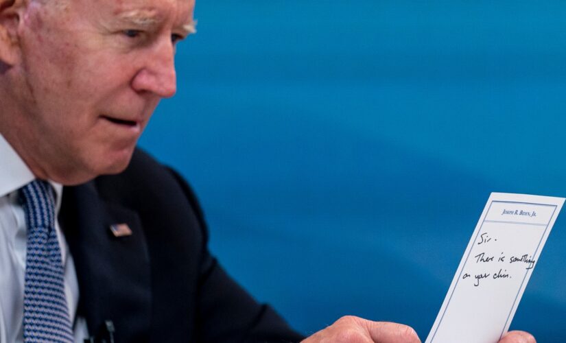 Aide hands Biden note during governors meeting: ‘Something on your chin’