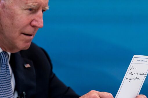 Aide hands Biden note during governors meeting: ‘Something on your chin’