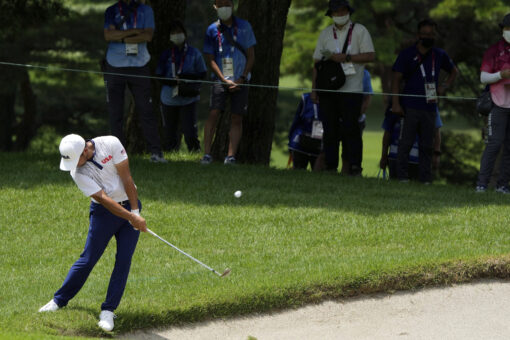 Schauffele clings to lead as 3 medals up for grabs in golf