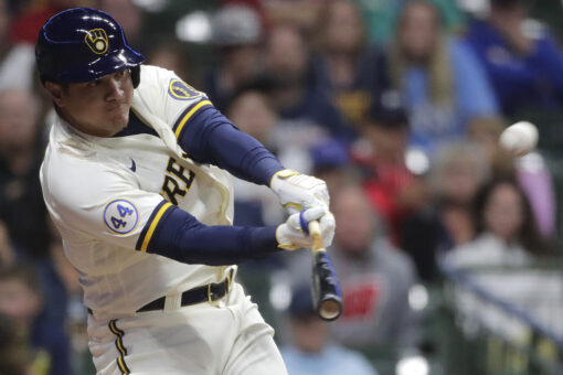 García HR in 8th, Brewers beat Reds to boost NL Central lead