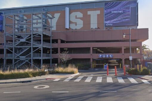 Wild robbery, carjacking inside California mall garage caught on video, suspects being sought