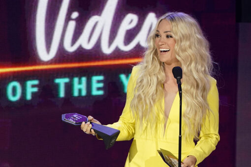 Carrie Underwood shows off toned bikini bod while out fishing: ‘Lake life’