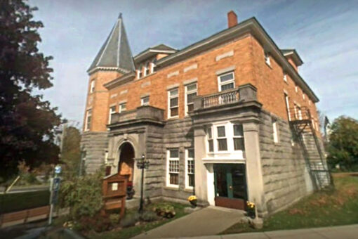 7 immigrants sent back to Canada after using library lawn to enter US illegally