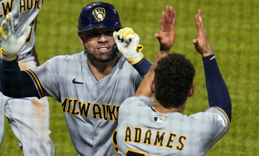 Piña hits 2 HRs, drives in 5 runs as Brewers sweep Pirates