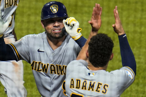 Piña hits 2 HRs, drives in 5 runs as Brewers sweep Pirates