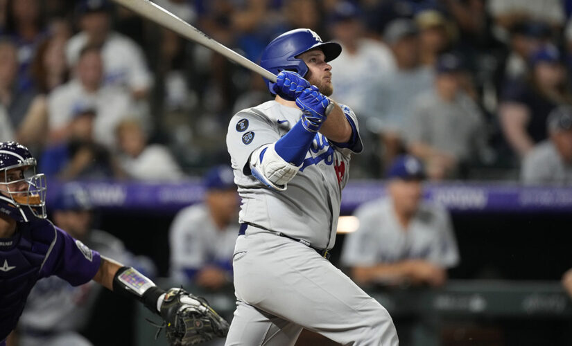 Muncy hits 2 HRs, Buehler wins 10th as Dodgers beat Rockies