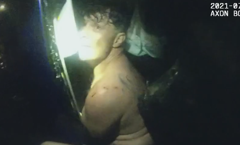 Dramatic video shows Florida police, Good Samaritan rescuing woman from submerged car