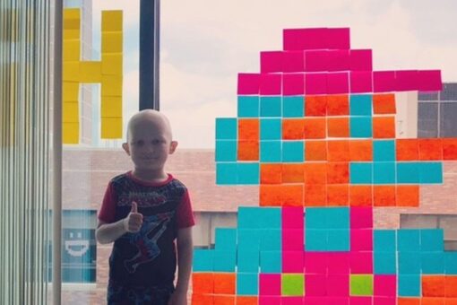 5-year-old fighting cancer uses sticky note art to make friends through hospital window